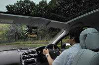 後席頭上まで広がる、大型のパノラミックガラスルーフが標準で備わる。