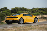 車体後部のスポイラーリップとディフューザーだけで十分なダウンフォースが得られるため、可変式リアスポイラーの類いは不要という。