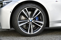 試乗車のタイヤサイズは、前が225/40R18、後ろが255/35R19。
