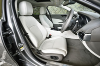 「2.5ポートフォリオ」には「ソフトグレイン・レザーシート」が標準で装備される。背もたれと座面にヘリンボーンのパターンが入る。