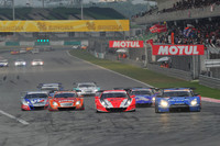 GT500クラスのスタートシーン。レース前半は、トップのNo.12 カルソニックIMPUL GT-R（写真左）をNo.8 ARTA HSV-010（写真中央）が追う展開に。