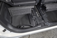 荷室フロア下の収納スペース。3列目のシートレールを避けるように開口部が設けられている。3列目シート中央席の取り外し式ヘッドレストをしまう場所も、この中に確保されている。