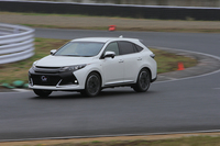 全高がベース車に対し35mm低くなった「ハリアー エレガンス“G's”」。