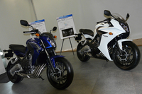 新エンジンを搭載する「ホンダCB650F」（左）と「CBR650F」（右）。
    