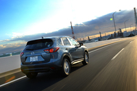 「CX-5」の4WDシステムは、フロントからプロペラシャフトを通してリアへトルクを伝え、電子制御多板クラッチを使って、必要に応じて後輪を駆動する。常時、待機トルクを流しているがゆえの、素早い反応が自慢だ。デファレンシャルは、前後とも、オープンタイプ。滑った車輪にブレーキをかけることで、LSDに代える。