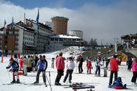 セストリエレ。後方の円筒形リゾートホテルは1930年代のモダン建築。