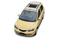 
	写真上：デミオ「Sport（スポルト）」。空力パーツとディスチャージヘッドランプを特徴とする。
	写真下：女性をメインターゲットとする「Cozy」。約10秒で開閉できる電動キャンバストップを備える。
	 