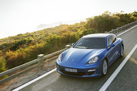 パナメーラSハイブリッド、6月に予約受注開始の画像