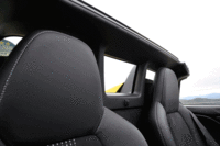 リアウィンドウ（写真中央）は、電動開閉式。車内へと導かれる風量や、キャビン後方からのエンジン音を調節できる。（写真をクリックするとリアウィンドウ開閉の様子が見られます）
    