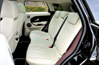 日本仕様のリアシートは3人掛けとなるが、2人掛け仕様も存在する。