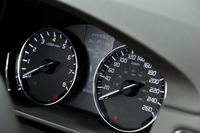 メーターの中央にはカーナビと連動した右左折案内機能や、燃費などの走行情報、タイヤの空気圧などを表示するマルチインフォメーションディスプレイが装備される。