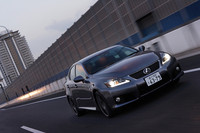 【テスト車のオプション装備】
	19インチ鍛造アルミホイール（フロント：225/40R19、リア：255/35R19）＝4万5150円／プリクラッシュセーフティシステム＋レーダークルーズコントロール＝14万7000円／クリアランスソナー＝4万2000円／室内パネル ダークシルバースターリングファイバー＝3万9900円／“マークレビンソン”プレミアムサラウンドサウンドシステム＝19万4250円