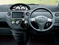 「トヨタ・シエンタ DICE-G」とインパネ。
    