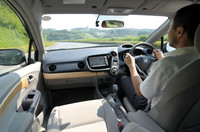 竹の風合いを持つ素材のパネルを貼ったインテリア。エコな気分が盛り上がる、かどうかはわからないけれど、運転がやさしくなった。