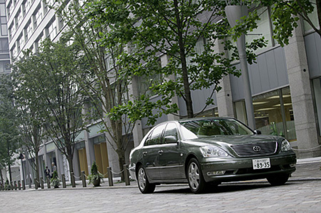 【スペック】全長×全幅×全高＝5015×1830×1490mm／ホイールベース＝2925mm／車重＝1810kg／駆動方式＝FR／4.3リッターV8DOHC32バルブ（280ps／5600rpm、43.8kgm／3400rpm）／車両本体価格＝565.0万円（テスト車＝647.1万円）