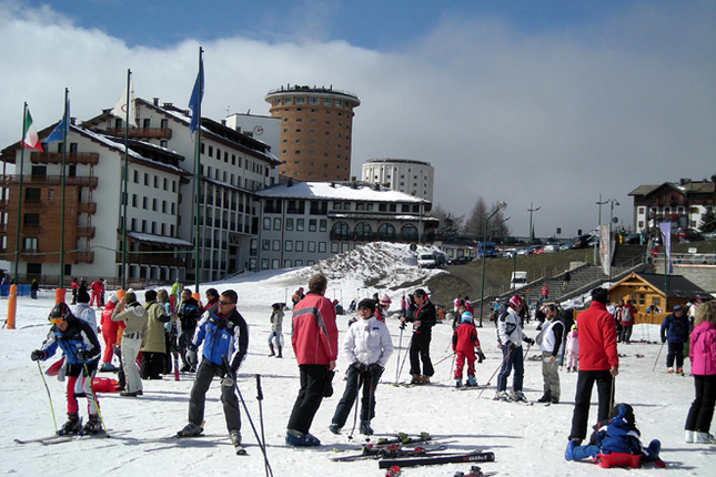 セストリエレ。後方の円筒形リゾートホテルは1930年代のモダン建築。