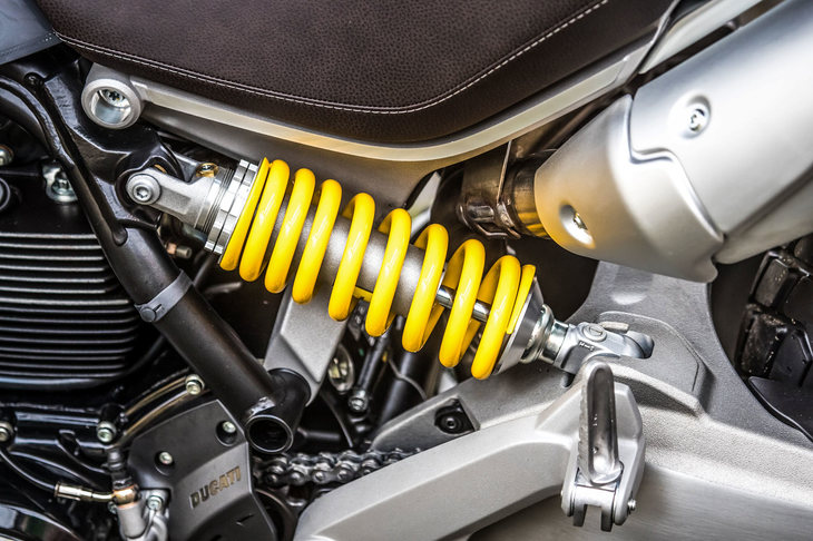 サスペンションは、前がマルゾッキ製のフルアジャスタブル倒立フォーク、後ろがKYB製のプリロード／リバウンド調整機構付きモノショックの組み合わせ。ただし「スポーツ」では、前後ともオーリンズ製となる。