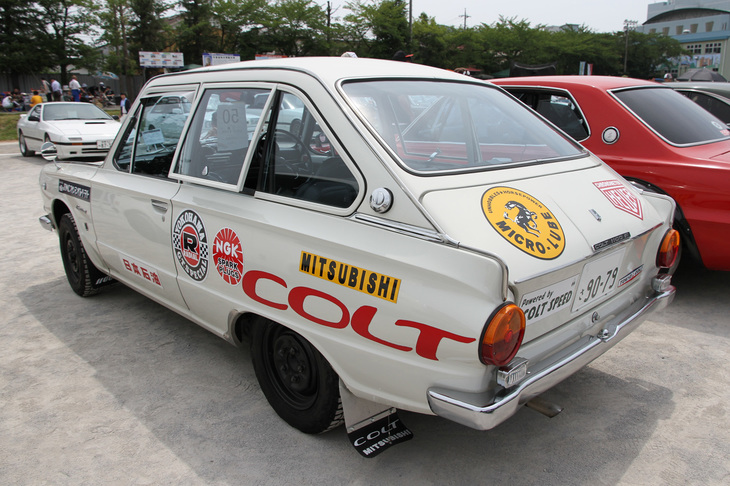 後方から眺めた「三菱コルト1100F」。独立したトランクルームを備えた2ドアだが、テールゲートを備えた3ドア（ハッチバック）や4ドアも存在した。リアサイドウィンドウは、ご覧のように独特な開き方をする。