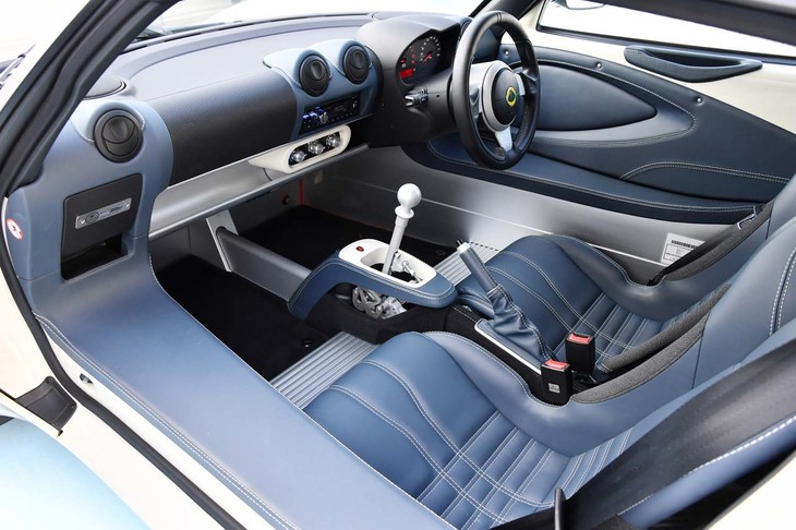 インテリアカラーは、エクスエリアのストライプと同じカラーでコーディネートされる。試乗車のカラーはノットブルーと呼ばれるもの。