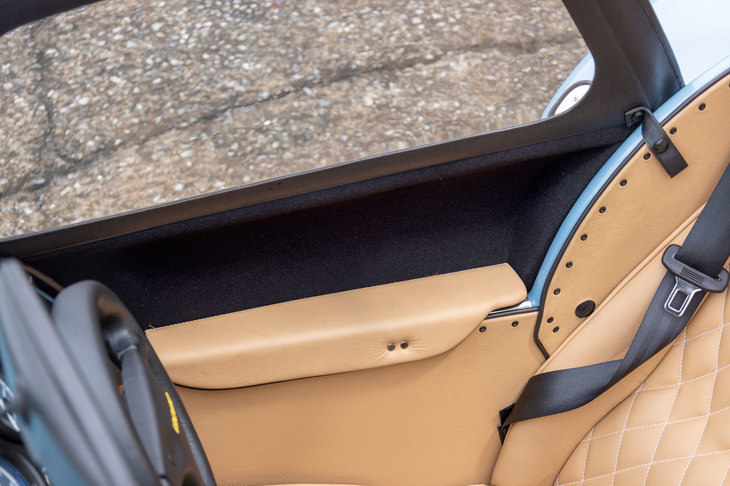 ドアにはサイドシルの上をカバーするフラットなヒジ置きが！ これまでもヒジを外に出せるくぼみはあったが（外から見たら、その部分だけドアが外側に膨らんでいる）、これにより一層快適性が増した。