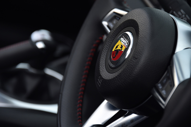 「マツダ・ロードスター」の車両骨格をベースに開発された「アバルト124スパイダー」。日本では2016年10月に発売された。