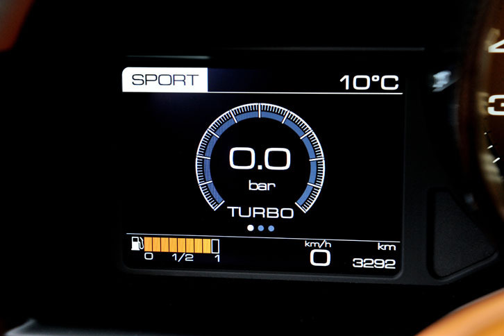 タコメーターの左脇にあるインフォメーションディスプレイには、ブースト計などターボユニットならではの情報も表示される。