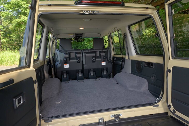 荷室容量は5人乗車時で510リッター（シートバック上端まで）。後席の格納はタンブルフォールディング式で、畳んだ後はアシストグリップにフックで固定する必要がある。