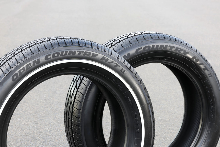 「オープンカントリーH/T II」の軽自動車向けサイズは、サイドウォールの一方がブラック単色仕様、その反対側がタイヤのサイド部に沿ってリボン状に白色のラインを立体的に浮き立たせた「ホワイトリボン」仕様となっている。