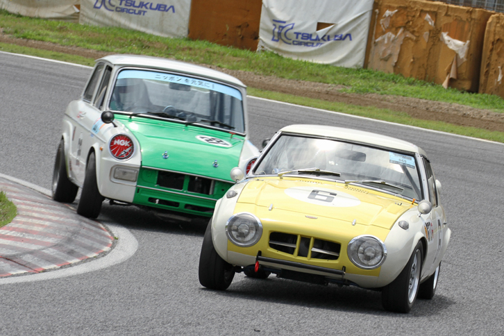 S65レースにおける、同じ800cc空冷フラットツインエンジンを積んだ兄弟バトル。前が1967年「トヨタ・スポーツ800」、後ろが1967年「トヨタ・パブリカ800」。