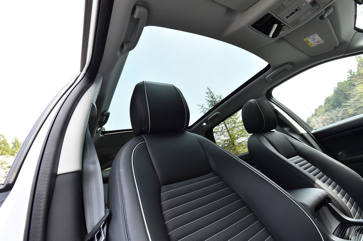 前席と後席の頭上に広がるパノラミックルーフ。直射日光をさえぎる電動開閉式のファブリックサンブラインドも備わる。