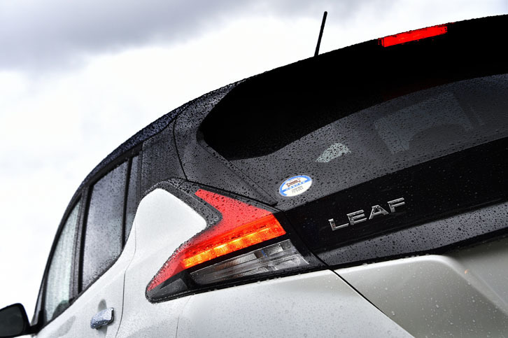 2017年10月に発売された、新型「リーフ」。“日産のデザインランゲージ”であるブーメラン型リアコンビランプが採用されている。