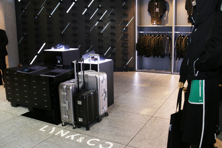 ローンチ早々に、オフィシャルマーチャンダイジング商品も展開されていた。