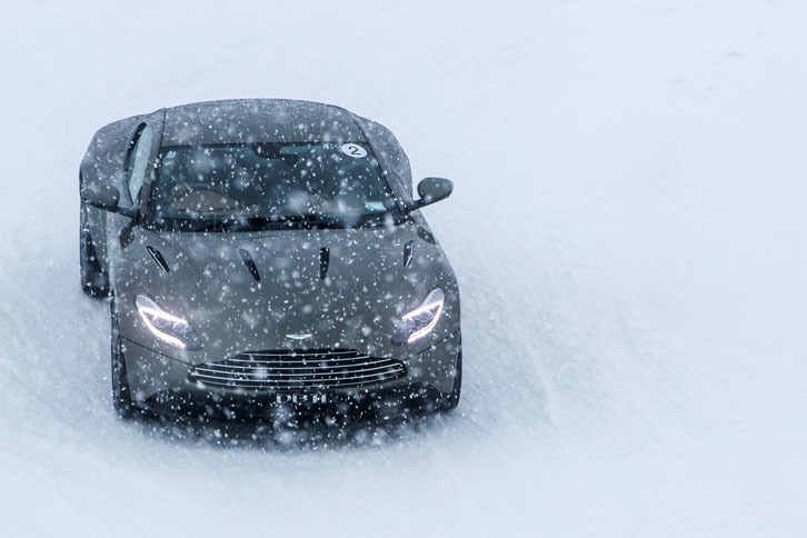 吹雪の中を疾走する「DB11」。今回の雪上テストで、ドライ路面ではめったに確かめられないアストンマーティン各モデルの限界付近での動きを確認できた。