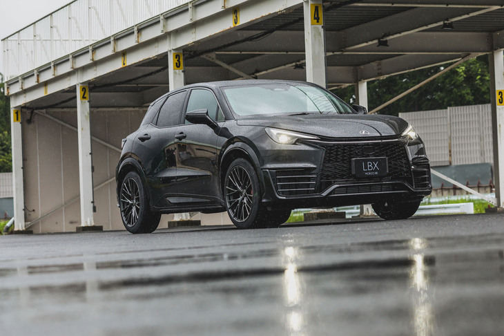 プラットフォームは小型車用の「GA-B」をベースに、リア部分は「プリウス」などに使う「GA-C」を組み合わせている。足まわりはフロントがストラットでリアがダブルウイッシュボーン。