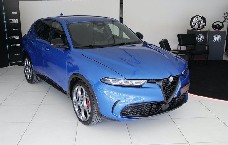 当日の午前に販売店をのぞいてみると、「トナーレ ヴェローチェ」（160PS）は、すでに搬入されていた。