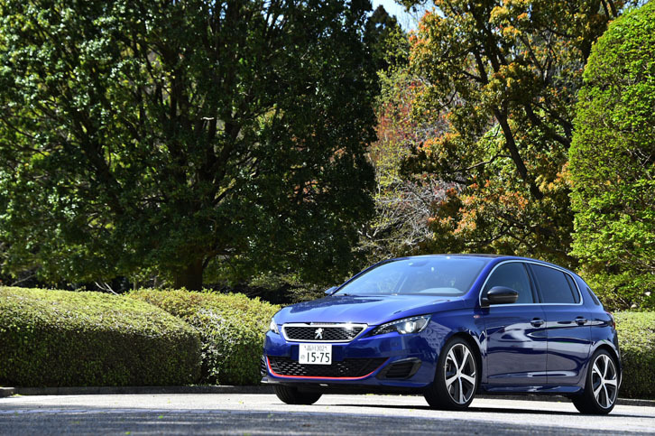 「プジョー308GTi 250 by PEUGEOT SPORT」のボディーカラーは、写真の青のほか、白、灰、黒、赤の全5色が用意される。