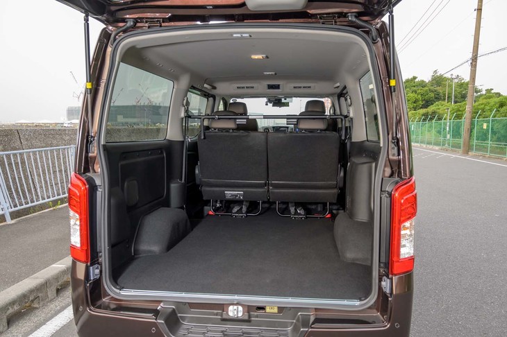 荷室長はクラストップ（実質「ハイエース」と2車種だが）をうたう3050mm。開口部の高さは1275mmを、幅は1370mmを確保している。