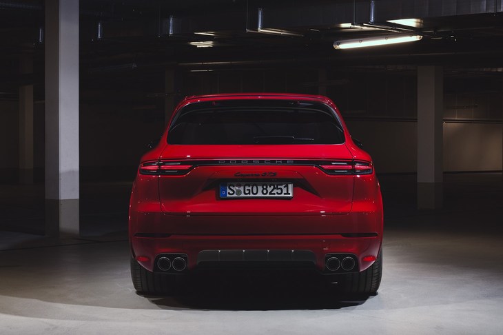 「カイエンGTS」のリアビュー。「PORSCHE」ロゴやモデル名のバッジはすべてブラックだ。