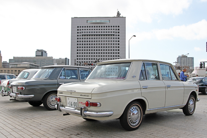 後方から眺めた1965年「ダットサン・ブルーバード1600SSS」（手前）と、翌66年にマイナーチェンジされた「同1300デラックス」（奥）。ピニンファリーナによる、テールに向かってなだらかな弧を描くデザインが、日本では“尻下がり”と呼ばれ不評だったため、マイナーチェンジでお尻を持ち上げた。双方のヒップラインの違いがおわかりいただけるだろう。