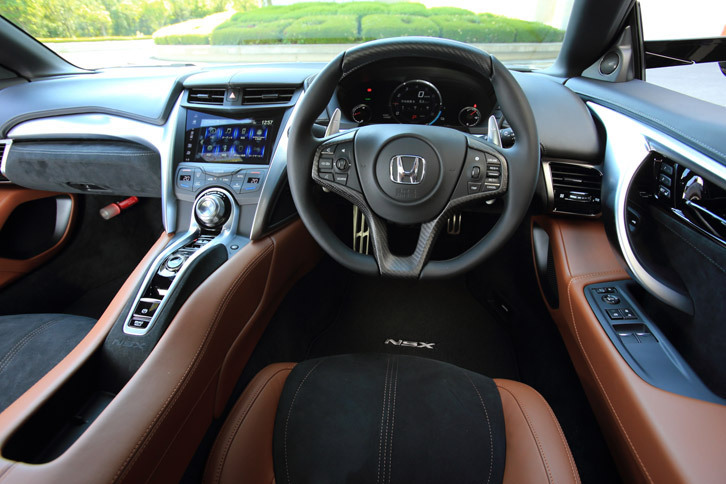 初代「NSX」と同じく、視認性のよさや操作のしやすさを重視して設計されたインテリア。各部の色や素材の違いにより、全7種類のコーディネートが用意されている。