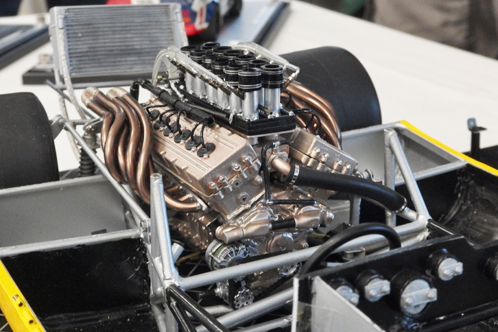 日産テクノモデラーズクラブのメンバーが、1/12スケールで製作（スクラッチビルド＝プラ板などの素材から自作すること）中の「日産R382」。6リッターV12 DOHC 48バルブのGRX型エンジンが、ほぼ出来上がっていた。