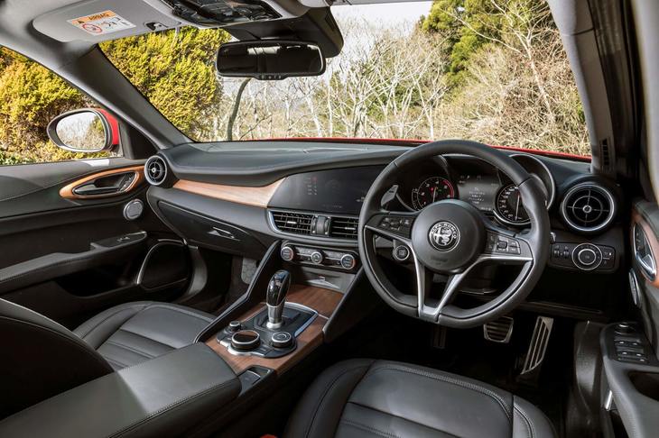 室内のデザインはガソリン車と共通。インテリアカラーはブラック（写真）のほかに、ブラック×ベージュのコンビも用意される。