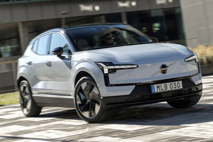 渕野「巨大なグリルやイカツい空力パーツはないけれど、『EX30』はプロポーションだけでスポーティーに見せているんですよ」　
	ほった「そのあたりは、現行型の『ポルシェ・マカン』にも通じるところがありますね」