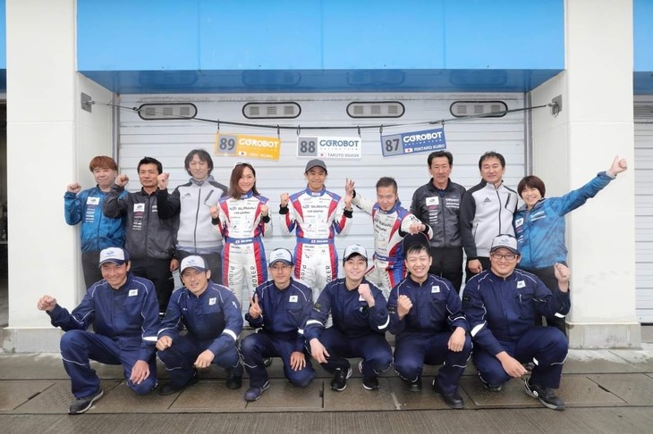 今大会のチーム全体写真撮影です。前回はニュルブルクリンク24時間耐久のQFレース（Qualifying Race）出場により不在だった井口卓人選手も戻ってきて、いつも通り3台での参戦！ いらしてくださったディーラーメカニックの皆さんもレースやラリーが好きな方、スバル大好きな方ばかりだったので、とても楽しくにぎやかなレースウイークになりました！