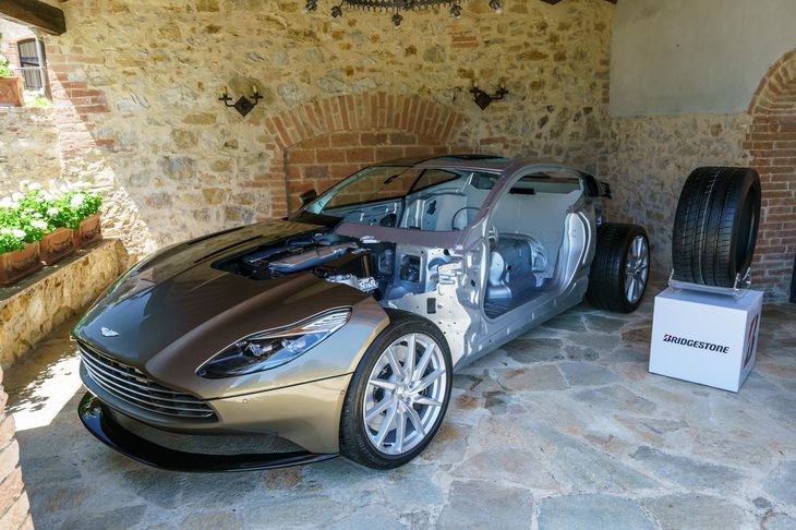 2016年の国際試乗会で会場に展示されていた、「DB11」のカットモデル。今日のアストンマーティン車には、アルミ製のバスタブシャシーをベースに車体を形成する構造が用いられている。
