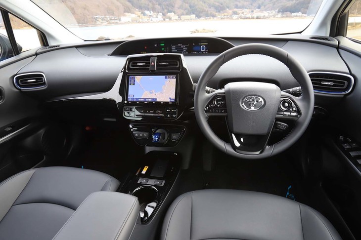 インストゥルメントパネルの眺めは従来モデルと変わらないが、「プリウスPHV」と同じ縦長ディスプレイの車載インフォテインメントシステムがオプション設定された（テスト車はノーマルの横長ディスプレイタイプ）。