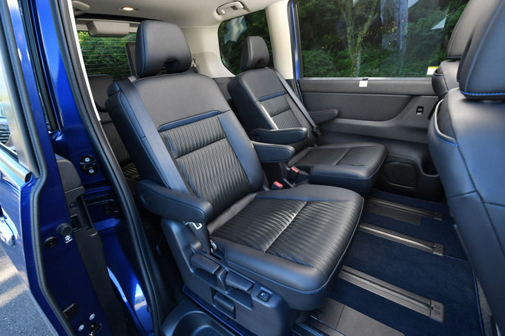 「e-POWER AUTECH」は2列目が左右独立のキャプテンシート。FF車と4WD車がラインナップされるガソリン車はいずれも3人掛けのベンチシートになる。