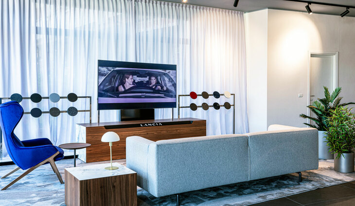 ランチアブランドの公式フォトから。完成済みのショールームのイメージ。