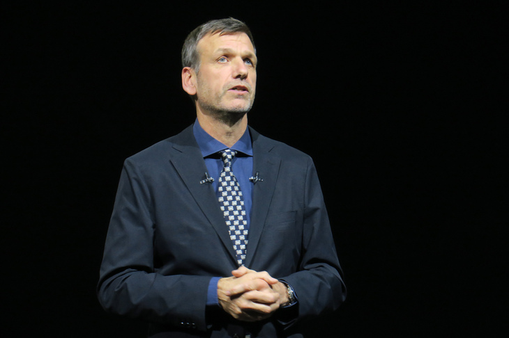 豊田章男会長の「アルファード」にまつわるエピソードを語るサイモン・ハンフリーズ氏。豊田氏は、役員だった2004年にセダンのショーファーカーからアルファードに乗り換え、以来3世代のアルファードを乗り継いできたという。