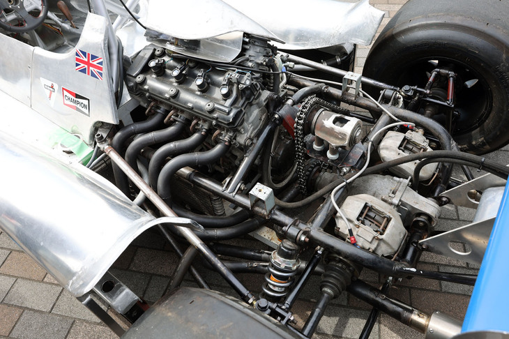 パワートレイン。縦置きされたパワーユニットはスズキのモーターサイクル「GSX1300Rハヤブサ」用の1.3リッター直4 DOHC 16バルブ。同じくハヤブサ用のトランスミッションから「スズキ・カプチーノ」用デファレンシャルにチェーンを介して駆動力が伝えられる。